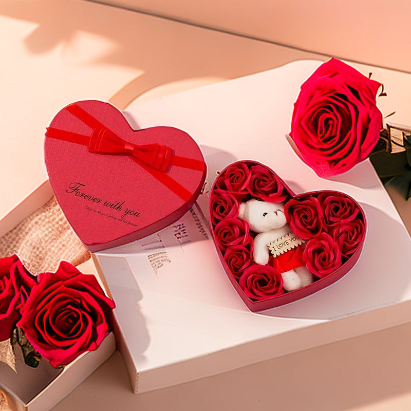 Geschenkbox mit Seifenrosen & Teddybär